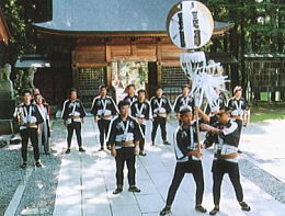 蒼紫神社にて纏いの入魂式の模様