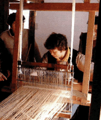 古代織「しな織り」体験教室の様子